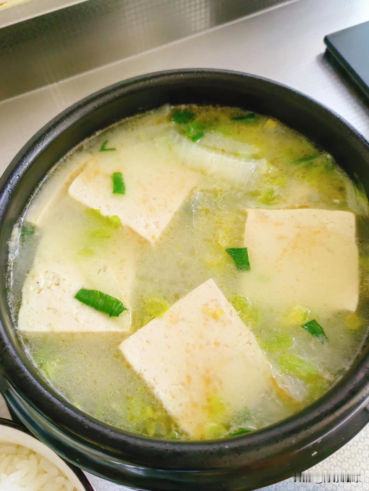 高二娃今日午餐
白菜豆腐汤
虾仁炒饭
肉臊子炒土豆条
蜜汁鸡翅