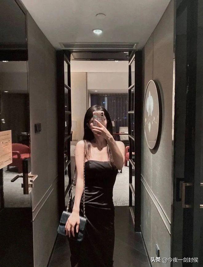 女朋友每次出差前，都会故意跟我闹别扭，然后谁也不理谁。
我知道，她在耍心眼，是为