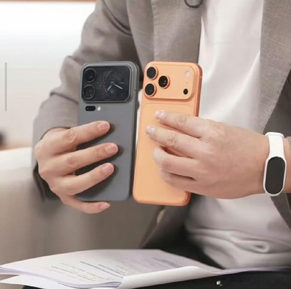 卢伟冰拿到了第一批iPhone17 Pro，并且直接和小米17 Pro对比，相似