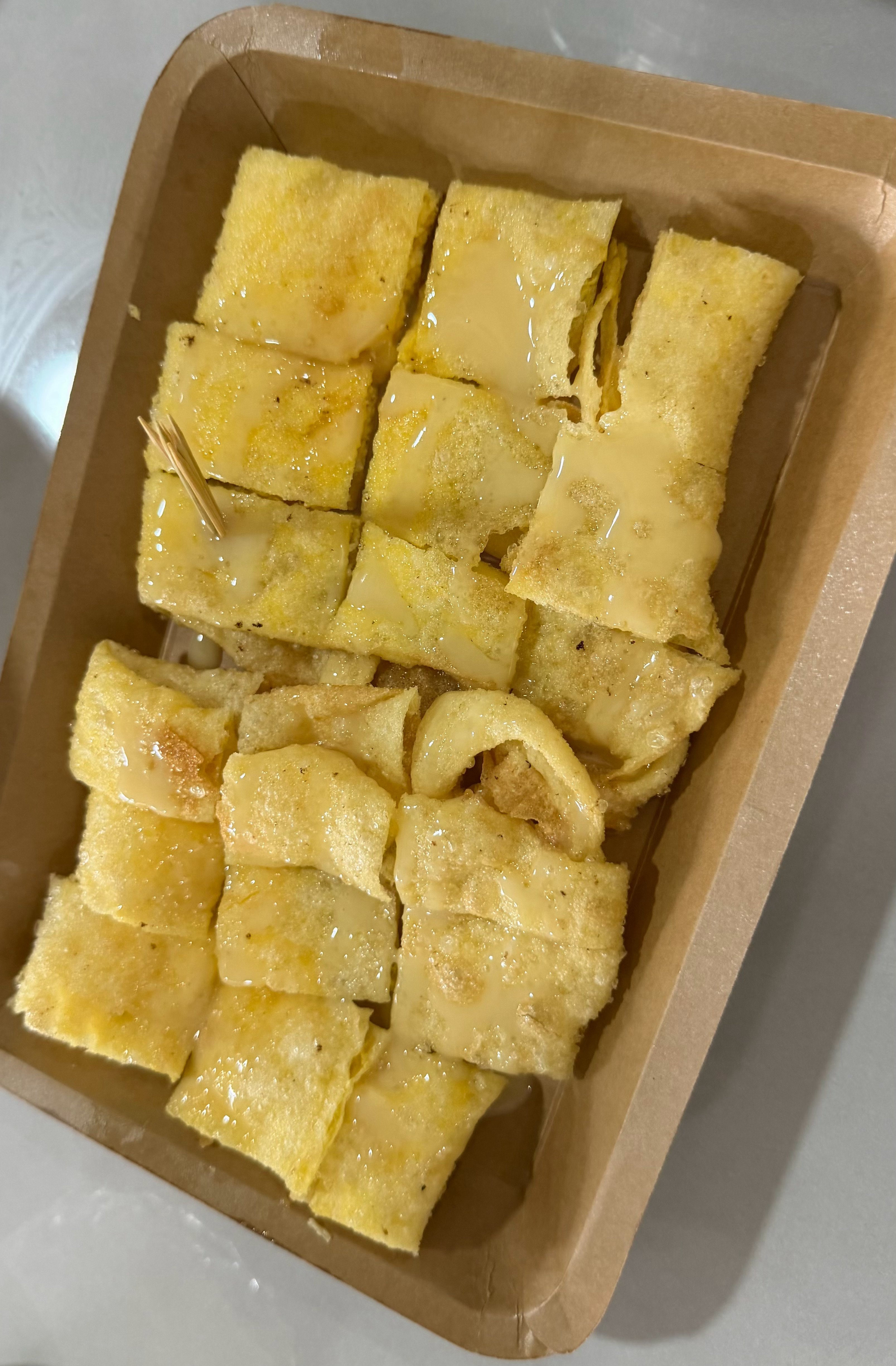 芒市当地很出名一家早餐铺烂路：红烧牛肉米线，清汤牛肉饵丝，泡鲁达、甩粑粑、冰粉。
