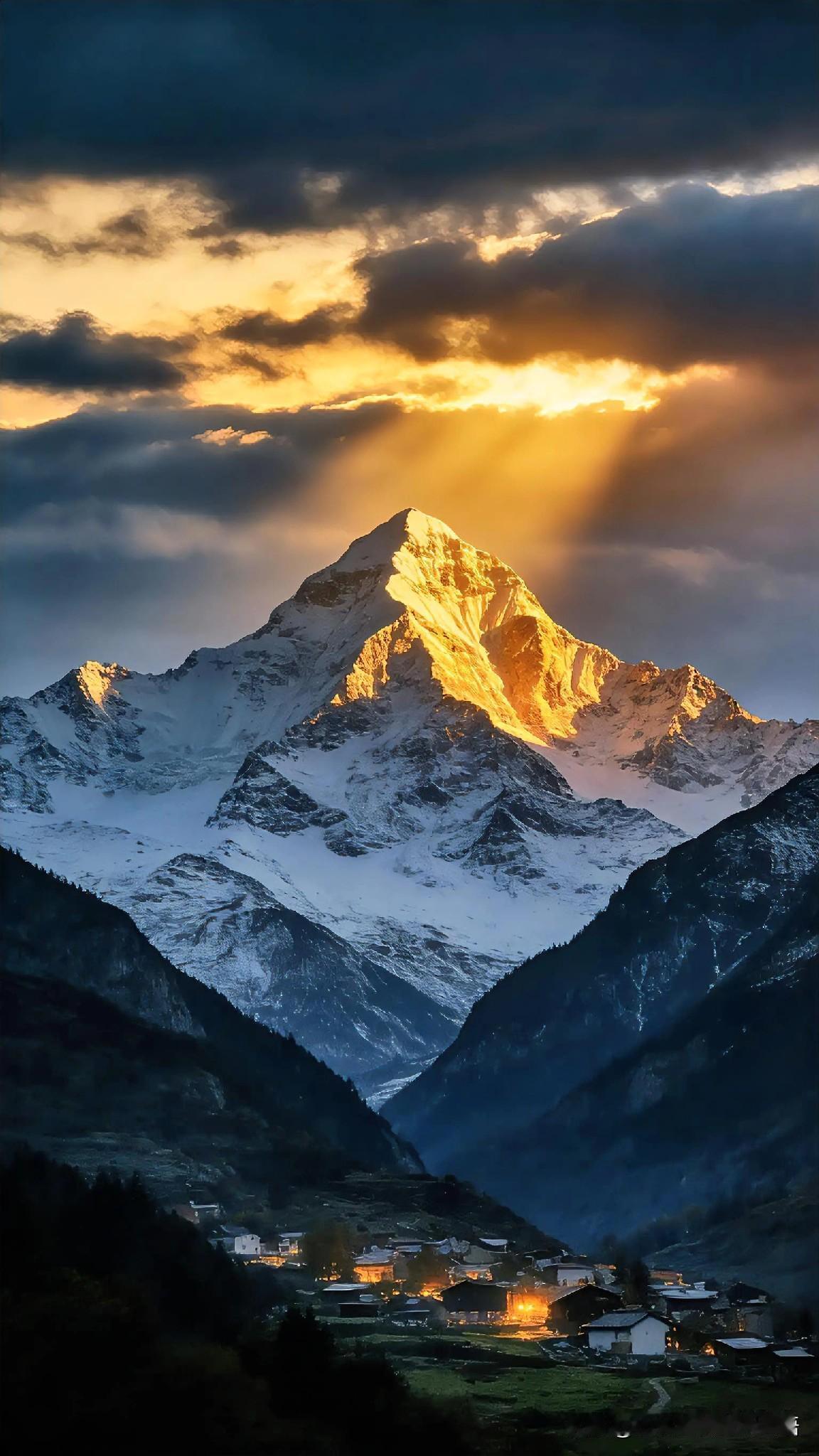 雪山映日辉，古村静如水。