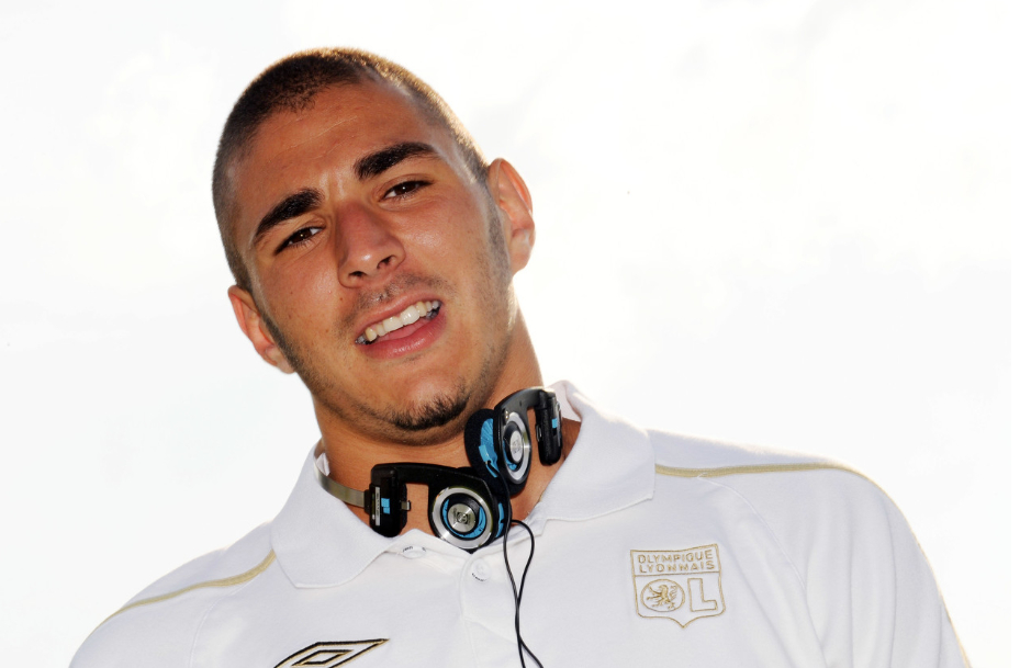 法国前锋本泽马日前接受了法媒《队报》的采访，他在其中谈到了自己还想再踢两年足球，