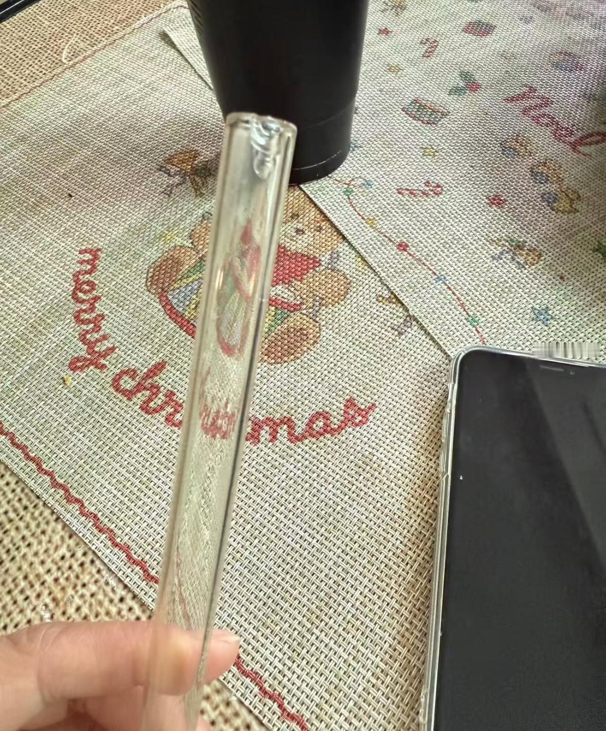 尽量少用玻璃吸管水都喝完了才发现玻璃吸管破了，什么时候破的也不知道，玻璃渣如果和