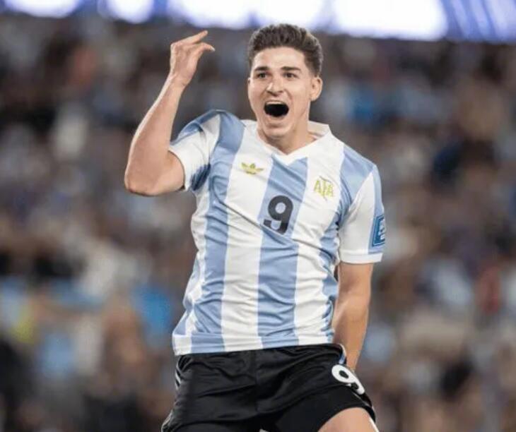 阿根廷队跟队记者Gastón Edul报道，朱利安-阿尔瓦雷斯、朱利亚诺-西蒙尼