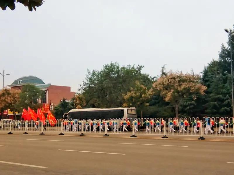九三阅兵后劲那可太大了！就说当时那整齐划一的方阵，徒步方队的士兵们步伐精准到厘米