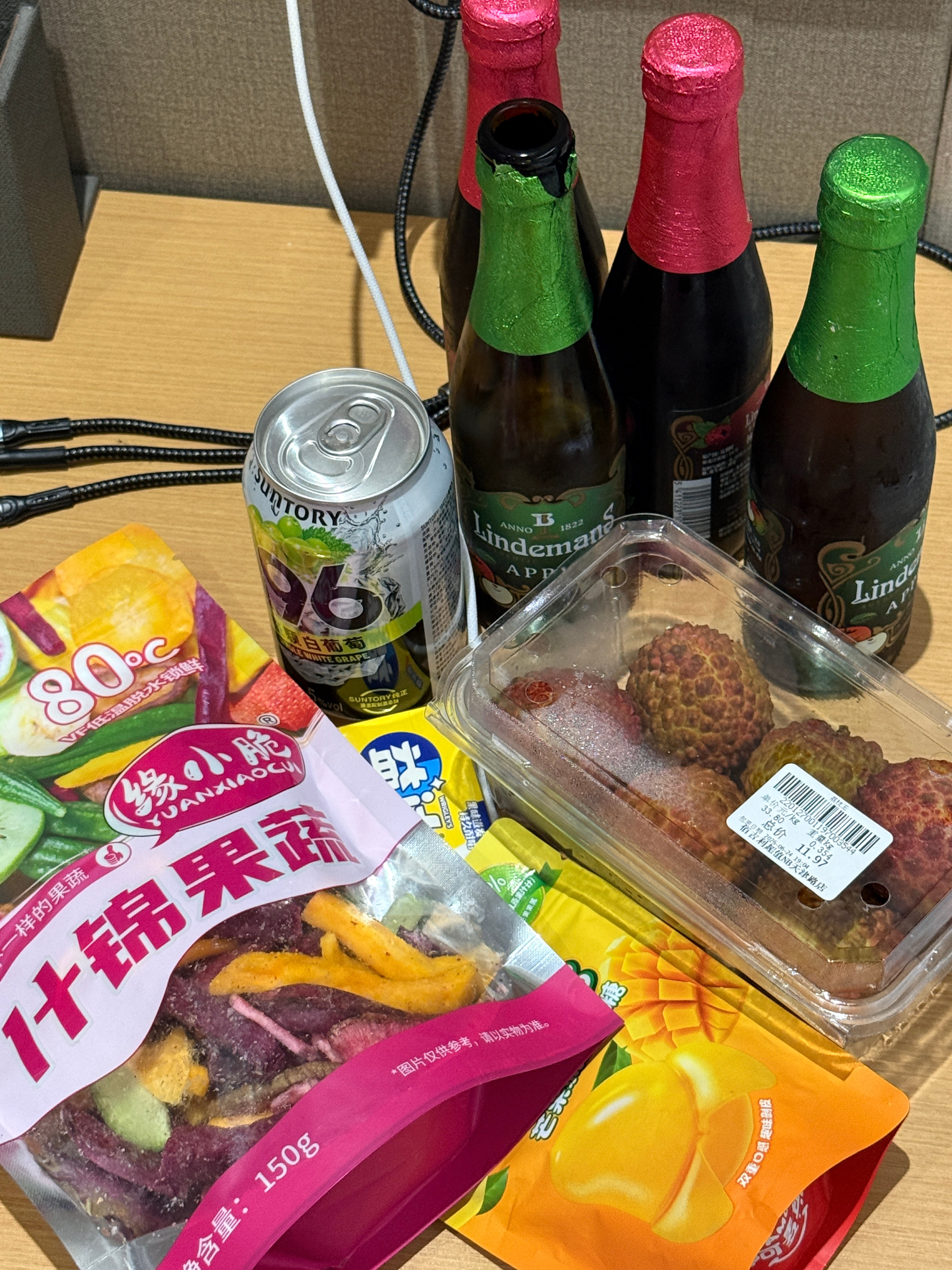 在酒店看花千骨这个芒果剥皮软糖好吃🍷超级难喝