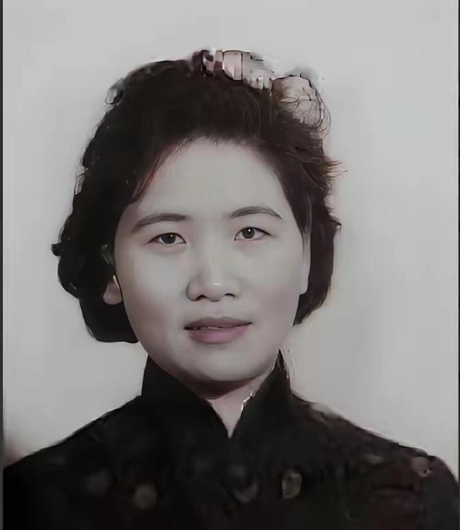 1975年，台湾首富的妻子杨娇，因受不了丈夫出轨，毅然放弃豪门生活，带着3000