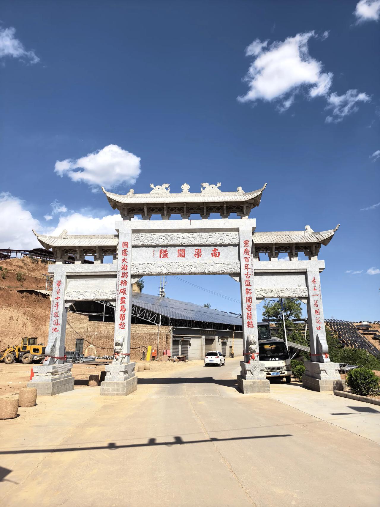暑期韩城人习惯于沿澽水河逆流而上，甚至于部分人在黄龙置业避暑。但今年楼枝村油菜花