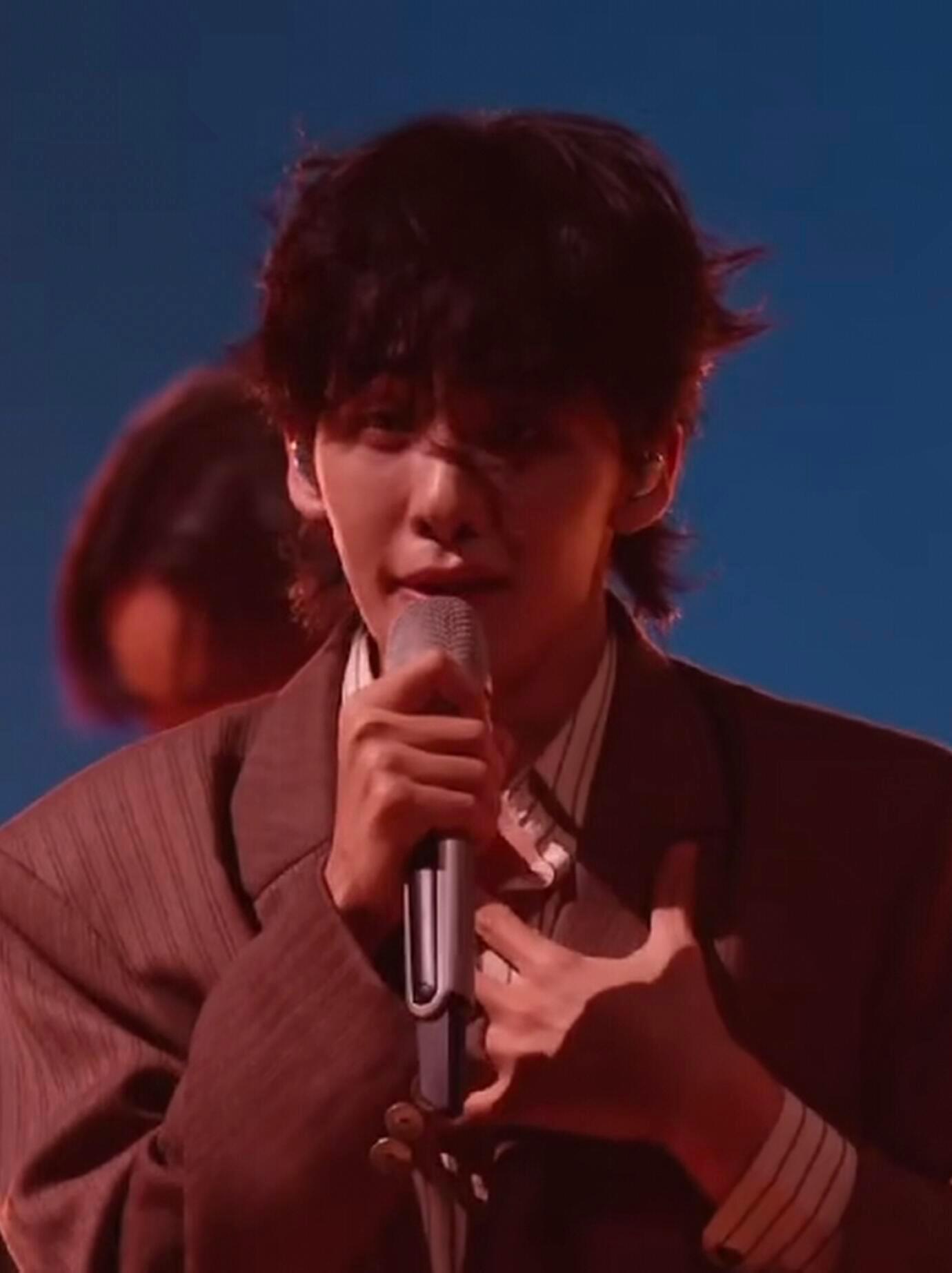 王赫野张彬彬舞台版燃冬王赫野、张彬彬的舞台互动火力全开，燃冬般拉锯让人心跳加速。