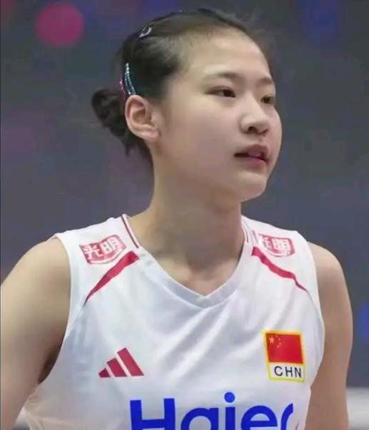 王奥芊出生
体育世家
王奥芊出身河北石家庄“跨栏+排球”体育世家，父母运动基因与
