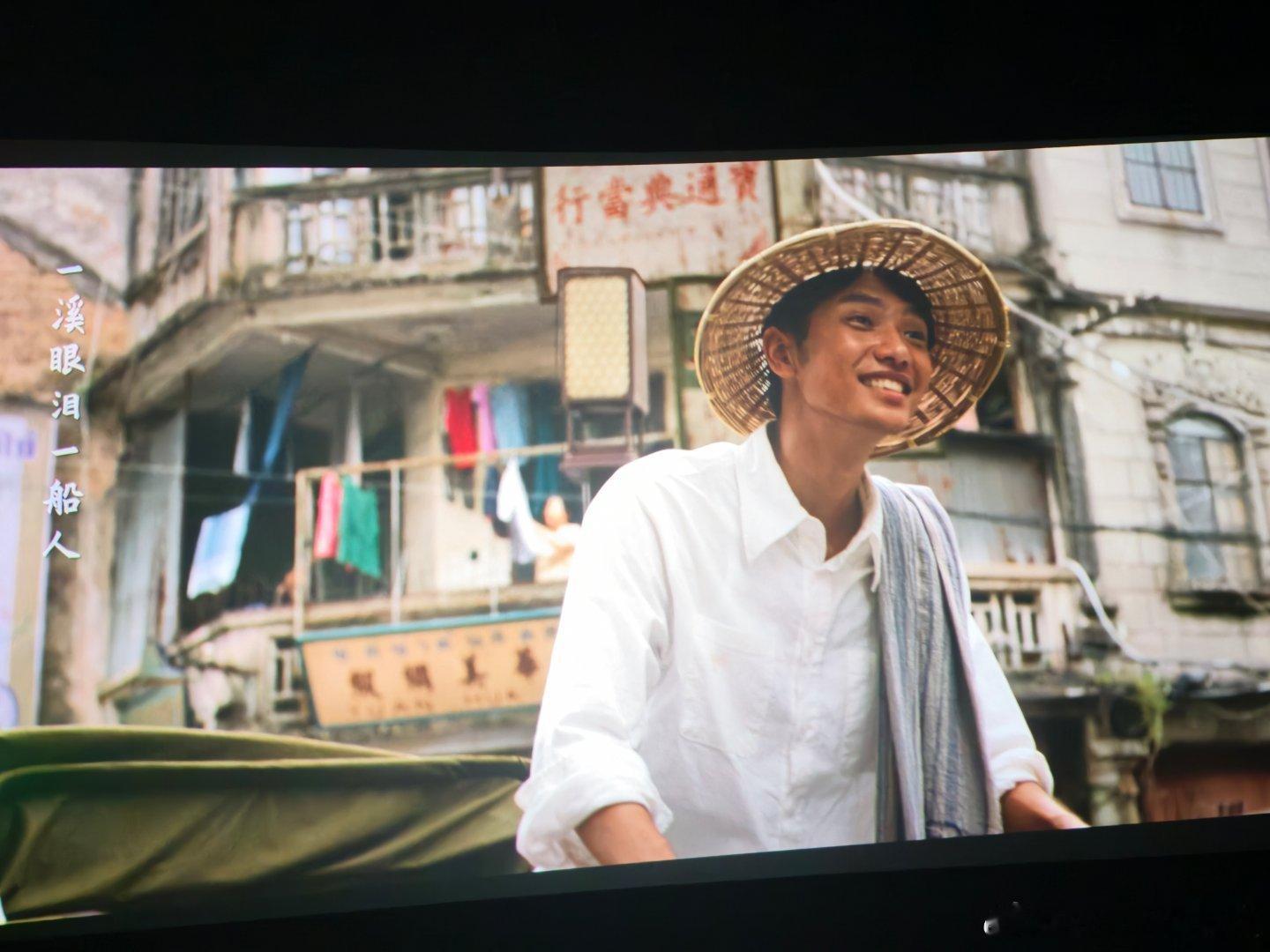 能让人在开场10分钟笑完就哭的电影真的不多，怎么会有一部电影能把江湖情义，爱情，