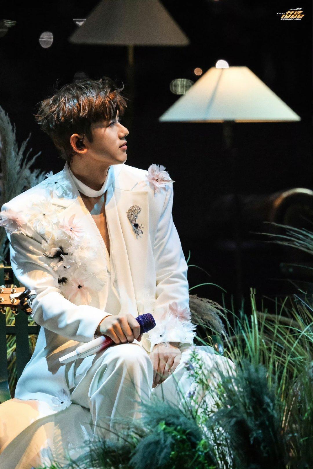 张杰演唱会仿佛昨天 张杰新春演唱会收官 收官夜献唱《仿佛昨天》，九天狂欢转瞬落幕