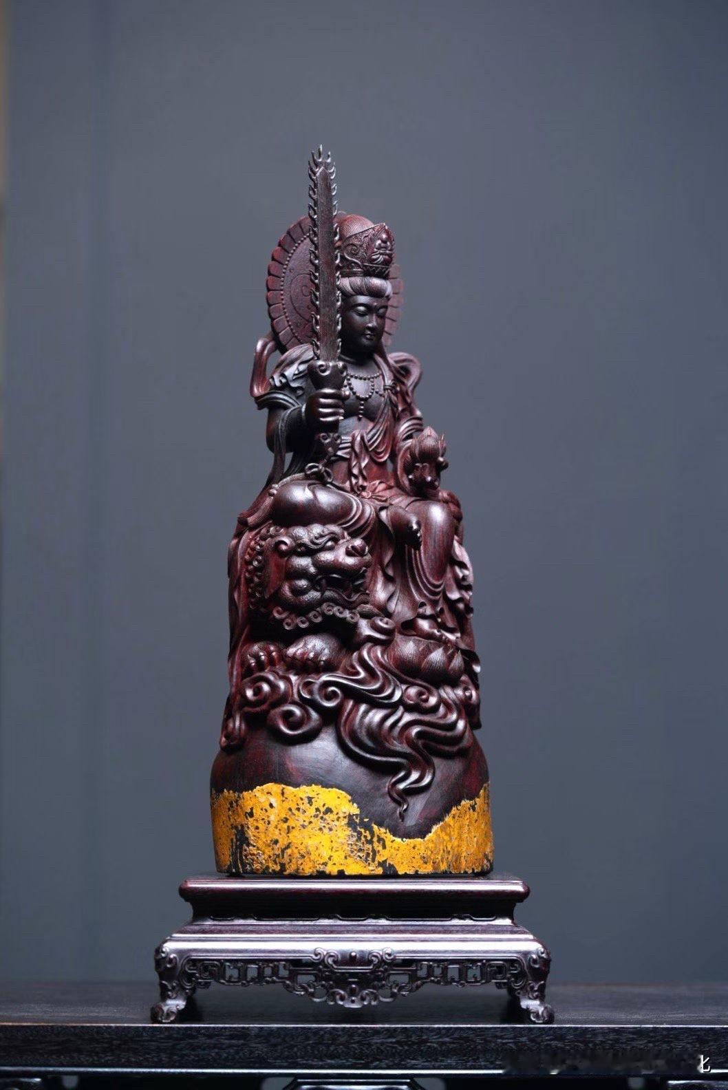 小叶紫檀｜文殊菩萨

有些作品，不在“像”，在“意”。

老料沉静，油色深藏，底