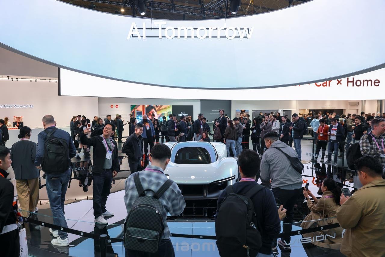 AI成中国科技全球新名片这次当小米在MWC2026的展台上展示其自研大模型驱动的