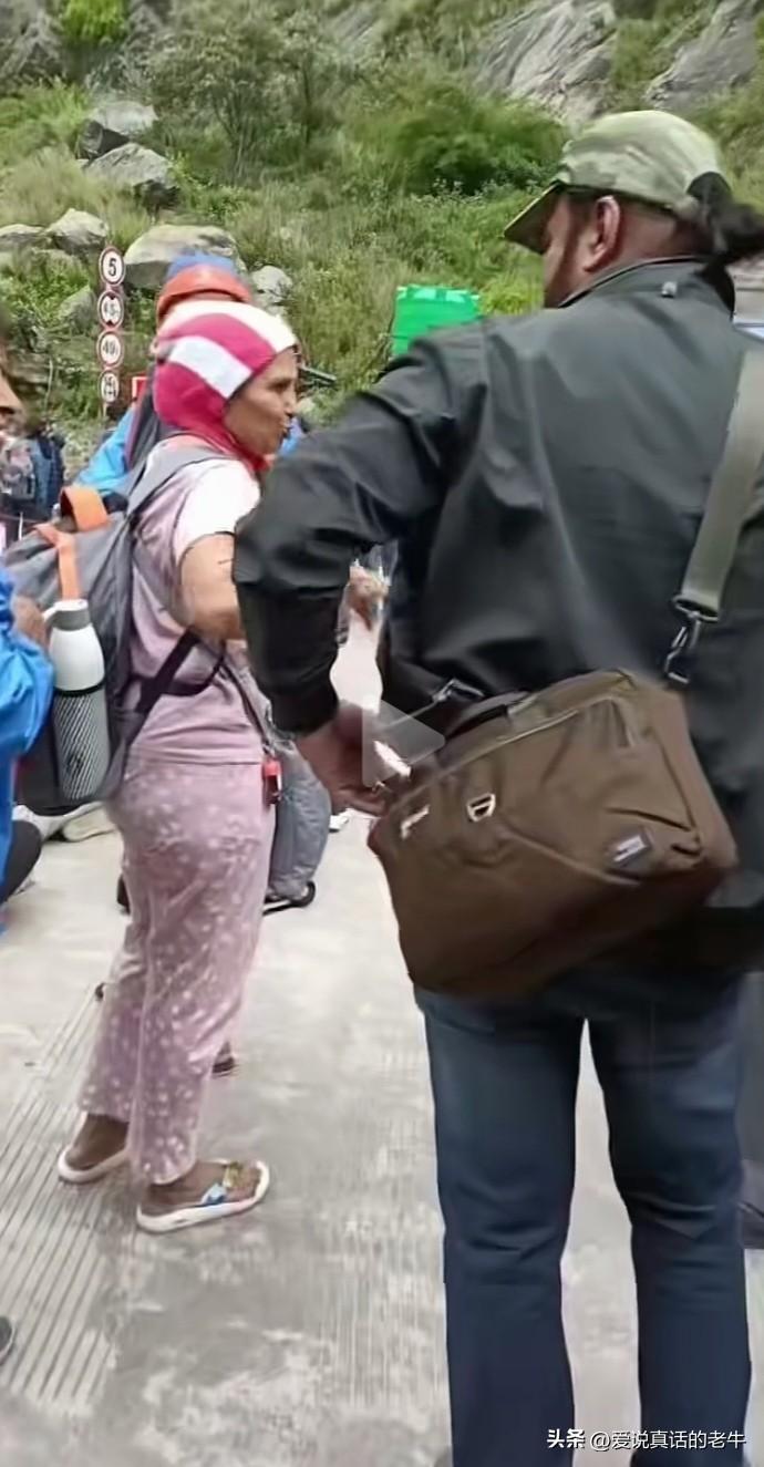 大量印度人在尼泊尔拉苏瓦加迪口岸准备进入中国，小背包装着大梦想，将改变命运的机会