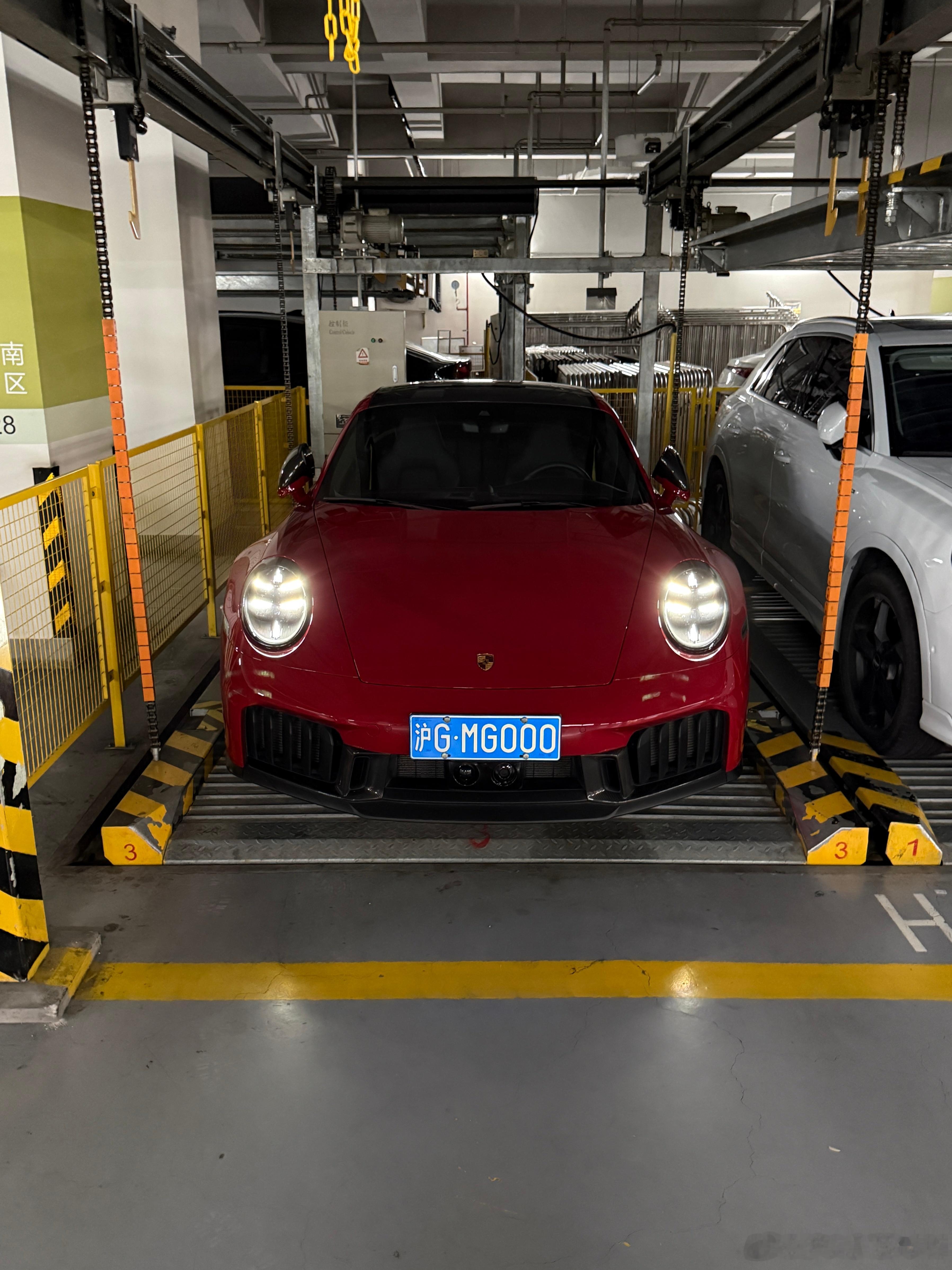 保时捷911 992.2 GTS的宽度是1852mm优雅地停进了上海市中心商场地