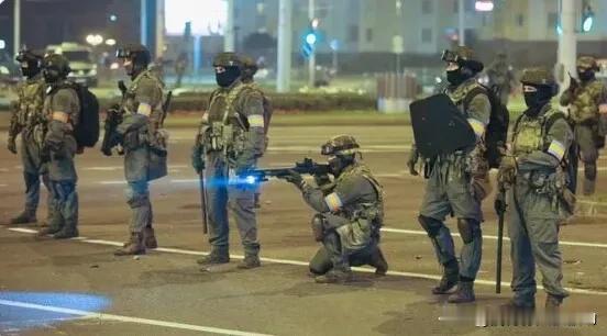 卢卡申科上校修改了一般军事条例，允许白俄罗斯军人在不鸣枪警告的情况下直接向认为的