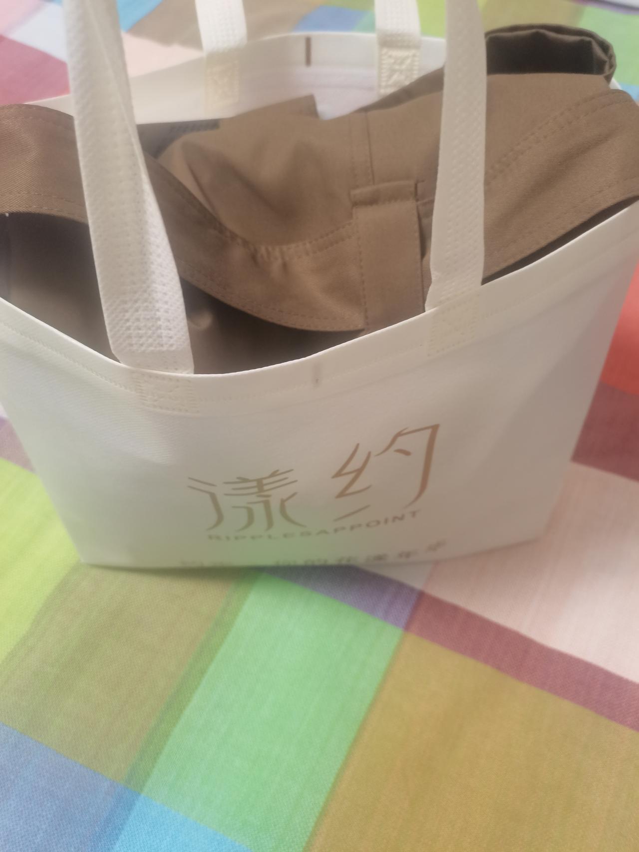 那天我出门溜达，缴完网费和电话费，路过机关门口的《漾约》专卖店，瞧见店里正五折清