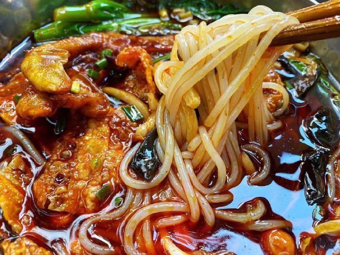 大妈的精选 遇见这款【 冰鲜螺蛳粉 】，才真正吃出了坐在柳州街头老店，刚出锅就端