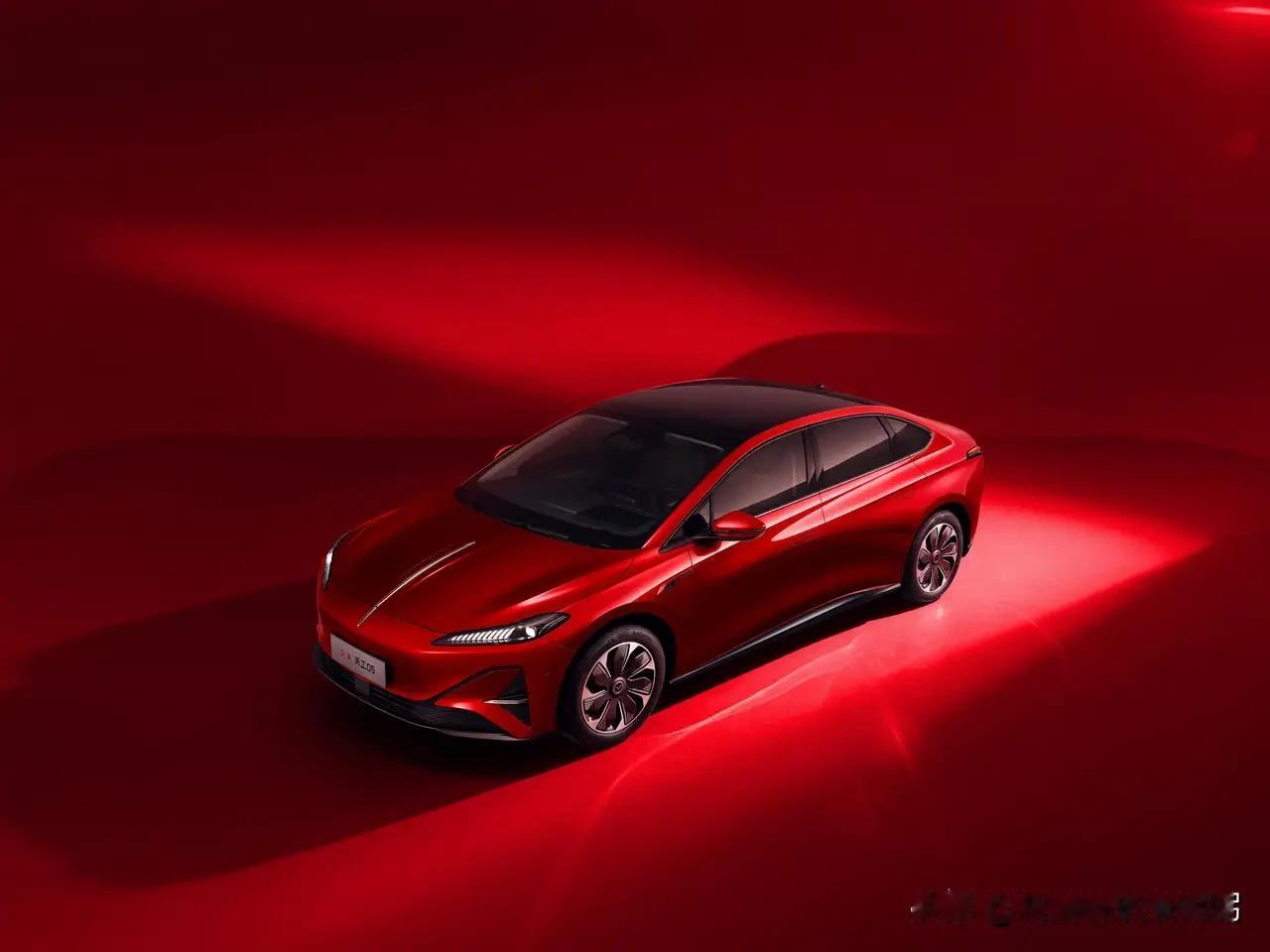 一觉醒来，车市大爆发。
国内燃油车五强
1.奇瑞汽车，12.99万辆。
2.红旗