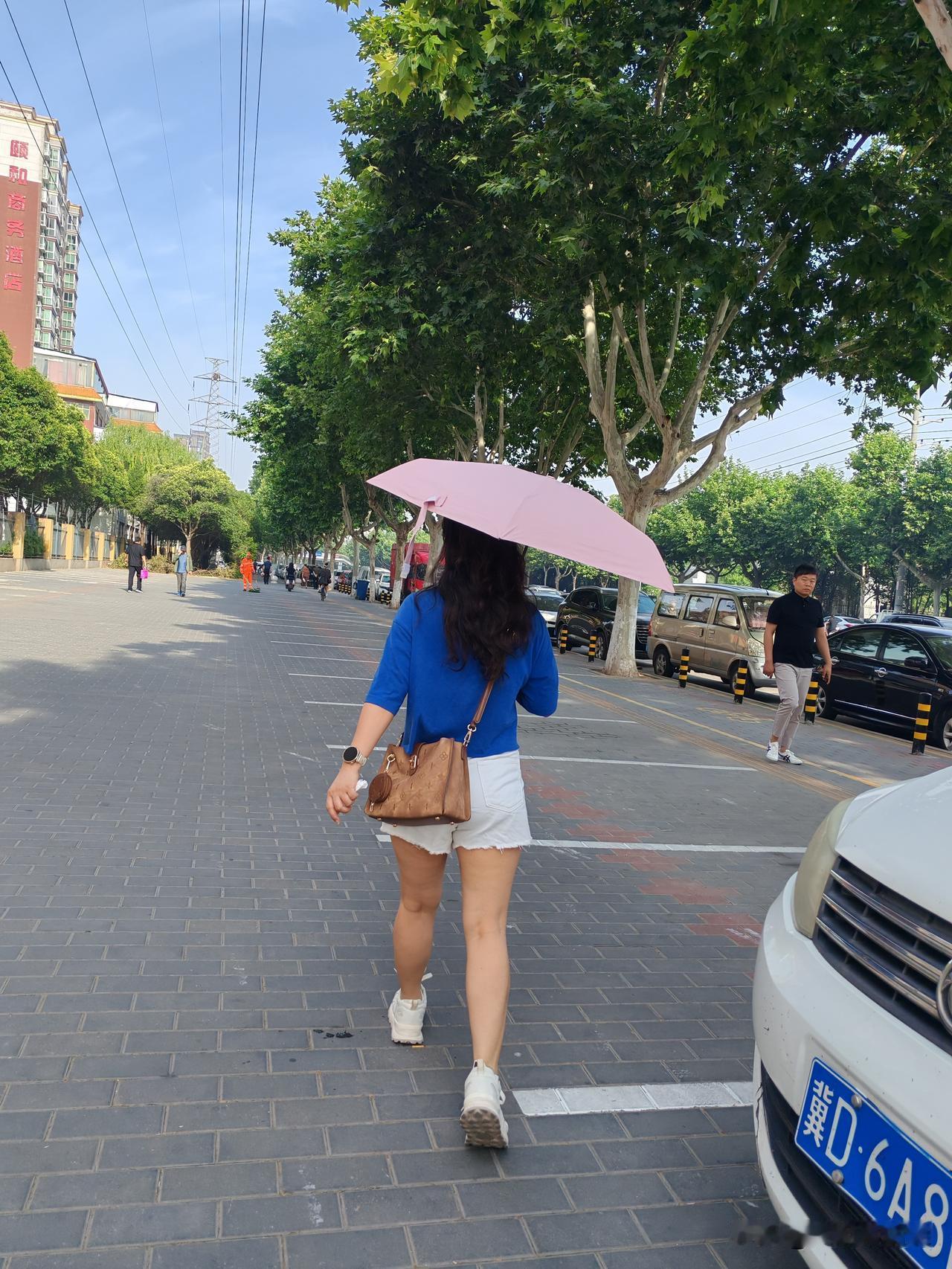 这才是夏天该有的样子
这是我近几天在街头拍到的图片，喜欢女人这样穿着，比起千篇一