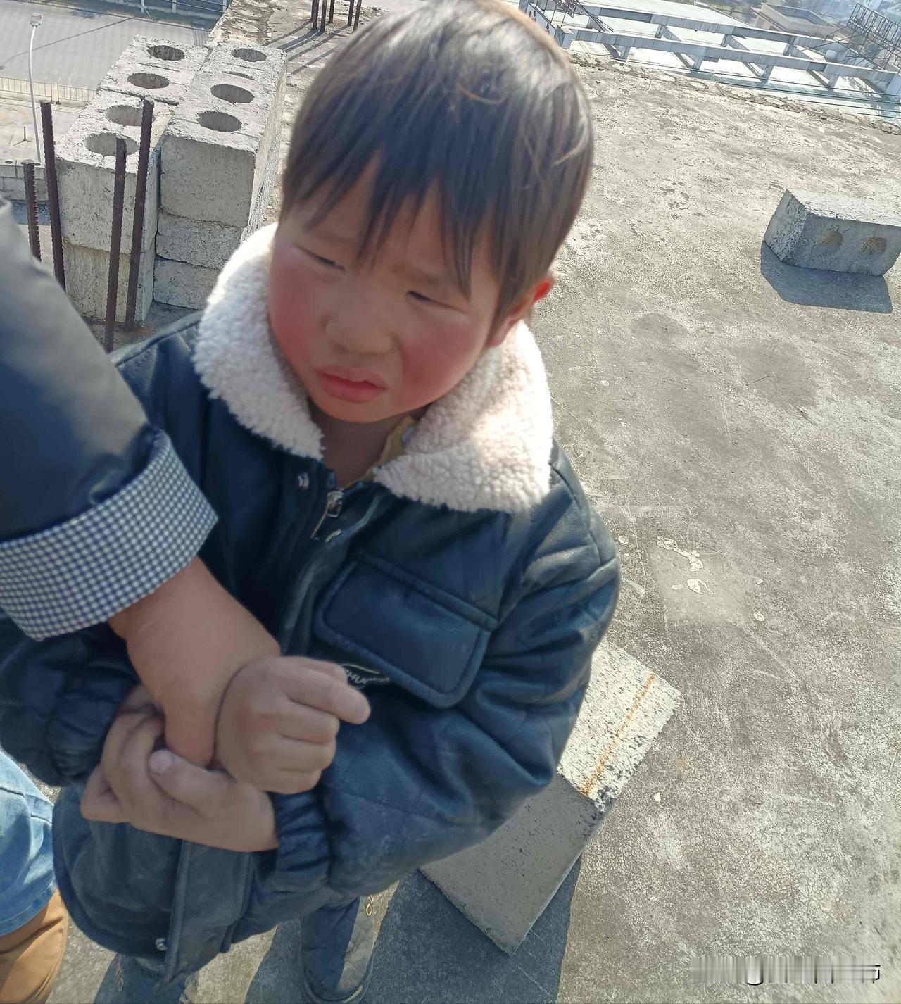 小孩爬房顶差点砸死人，不赔付，求网友支招
事发今日，村里的一个小孩爬到我家未装修