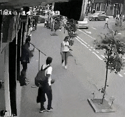 这个外国男青年有心理问题，专挑女性袭击，连夹在人群中的女子也敢下手，这下好了，被