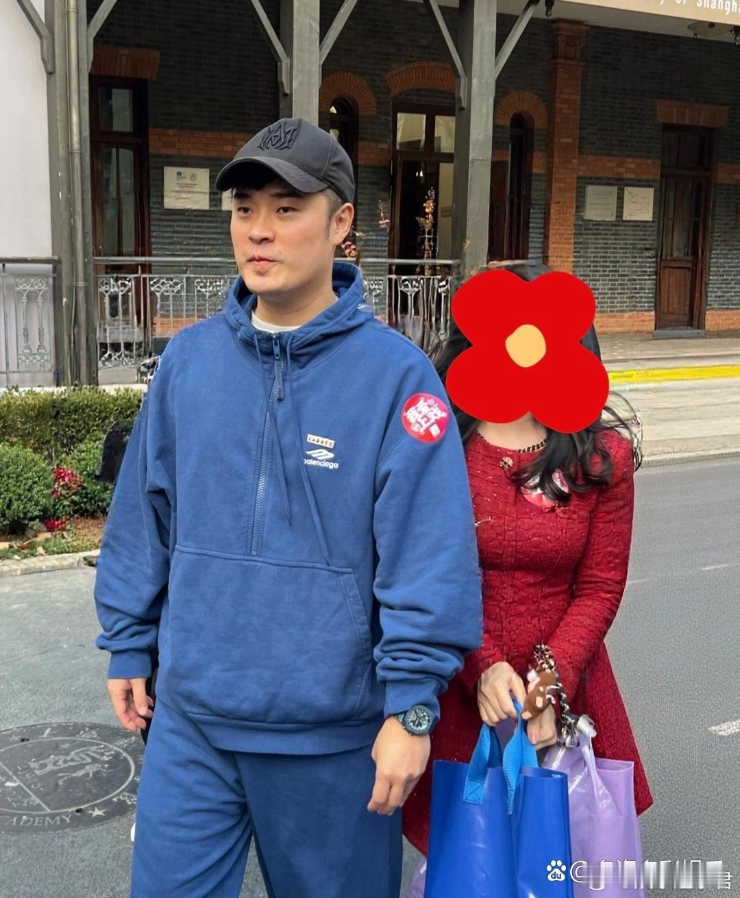 偶遇陈赫和杜江，两位帅哥反差好大，陈赫好搞笑，在人群前秒变小学生挽着杜江胳膊，两