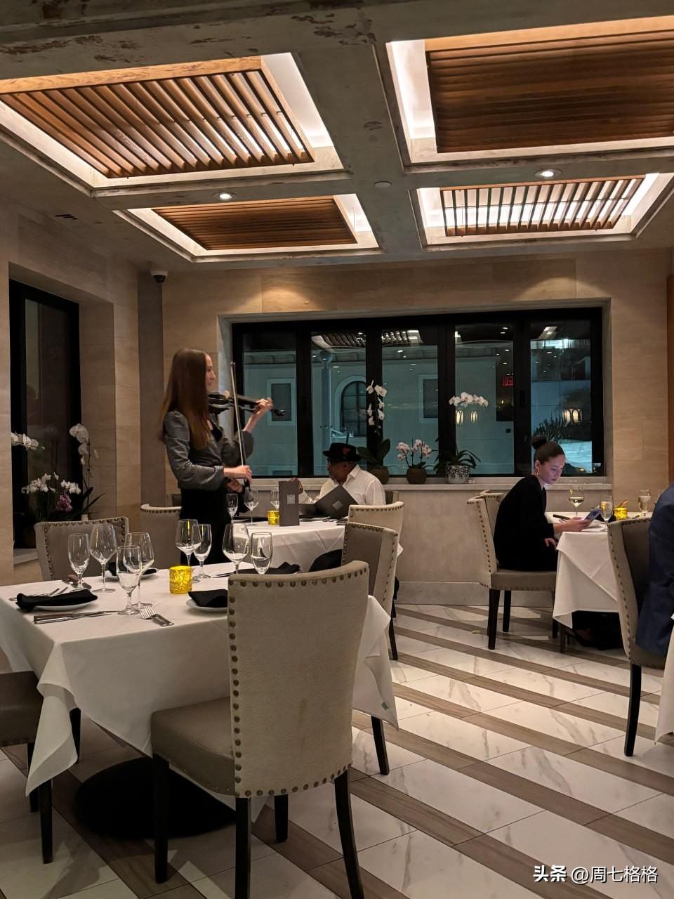比华利Mastro’s Steakhouse牛排屋实测！
现场小提琴演奏氛围感绝