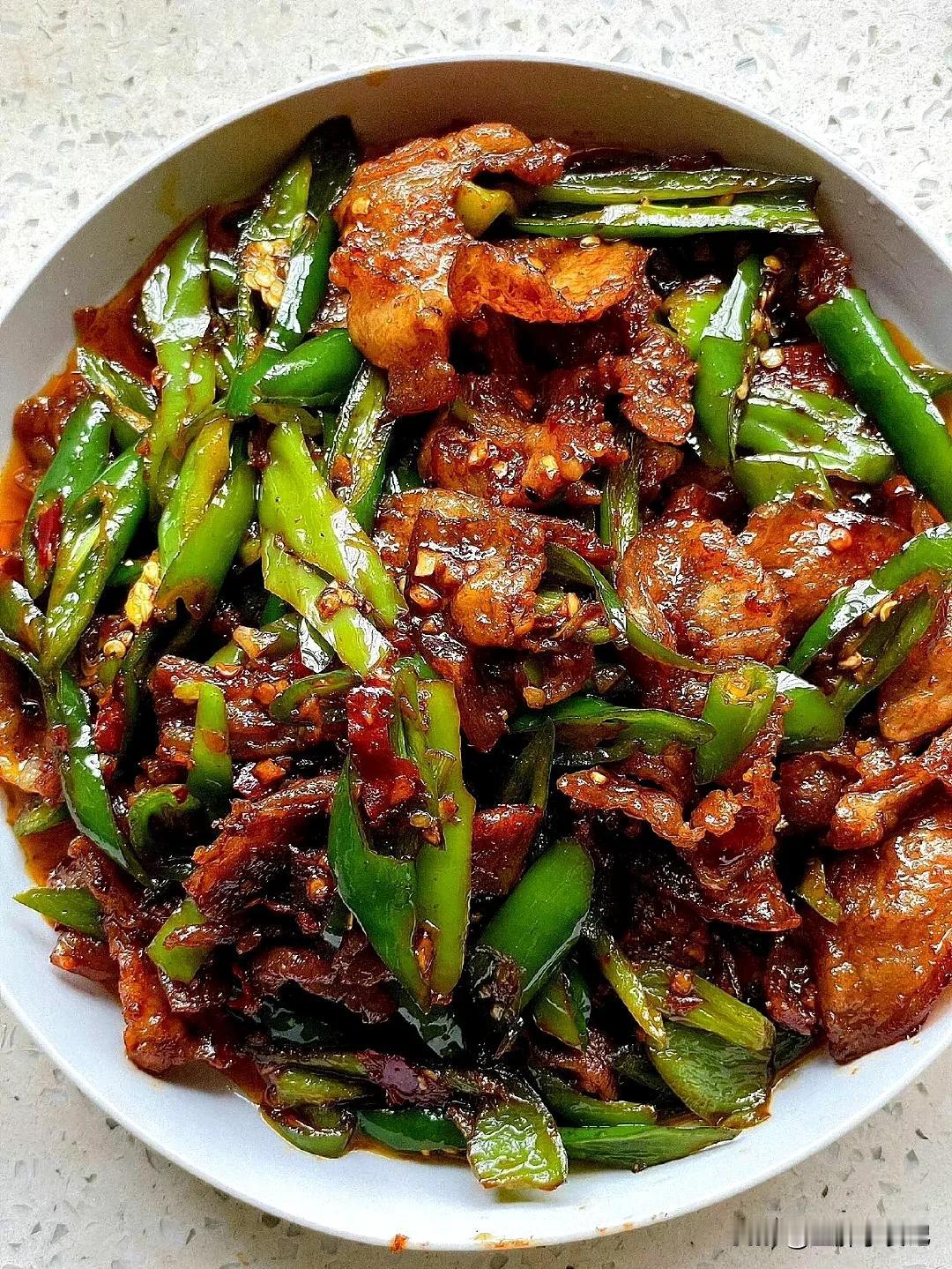 绝了……我妈教我的回锅肉香迷糊了邻居们！！ 
 
食材：五花肉 青椒 二荆条 葱