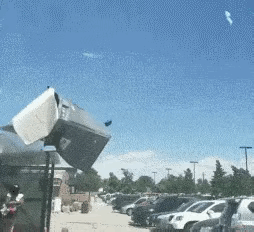 图一：这叫什么事啊，上个厕所直接被吹到天上去了？实在不知道该怎么解释了。

图二