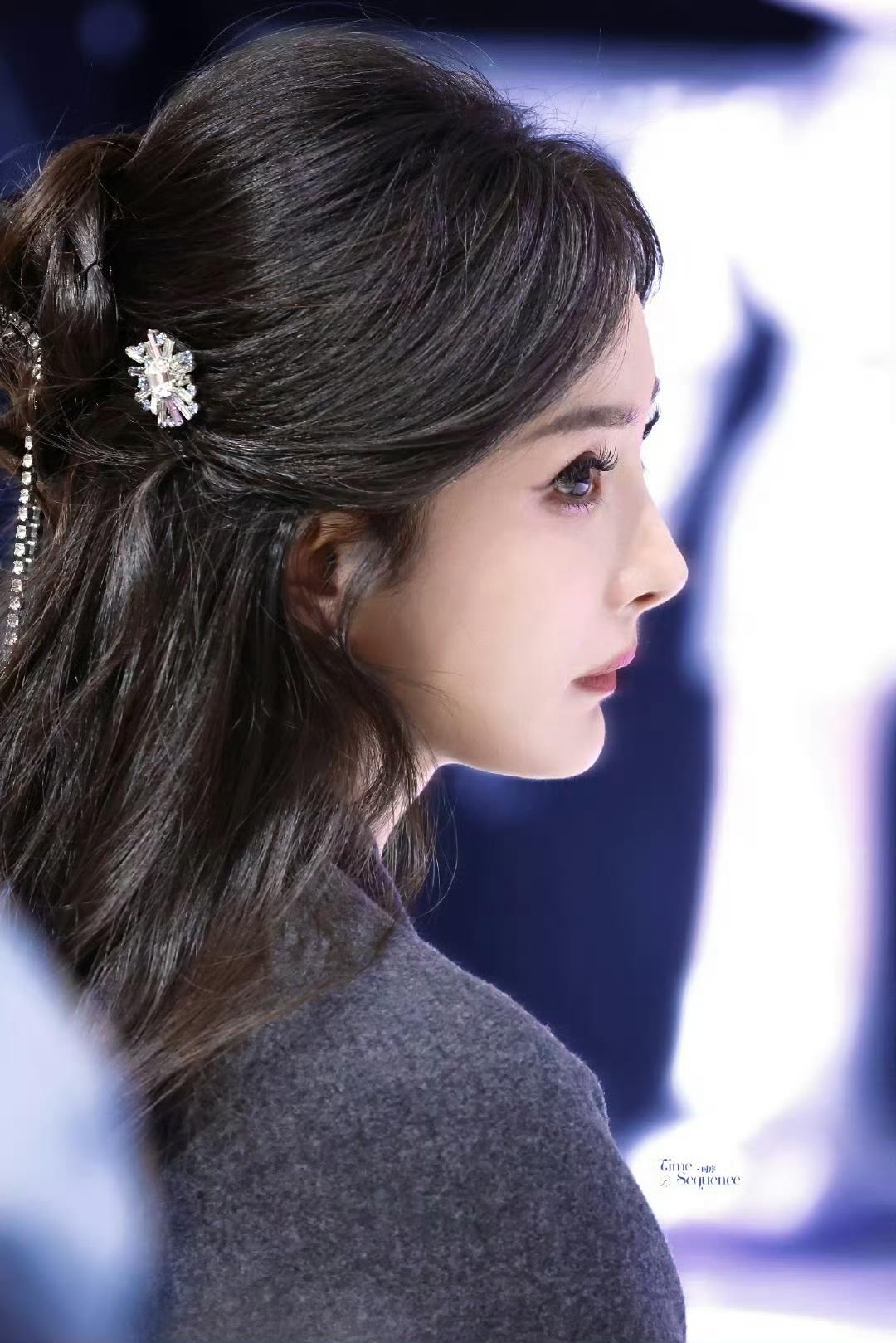 侧颜魅力十足！