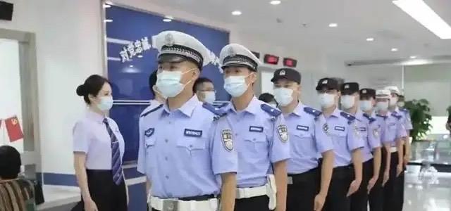 “辅警就是临时工？
”这句话，早该翻篇了。
合同一签三年起步，平均干满四年还续签