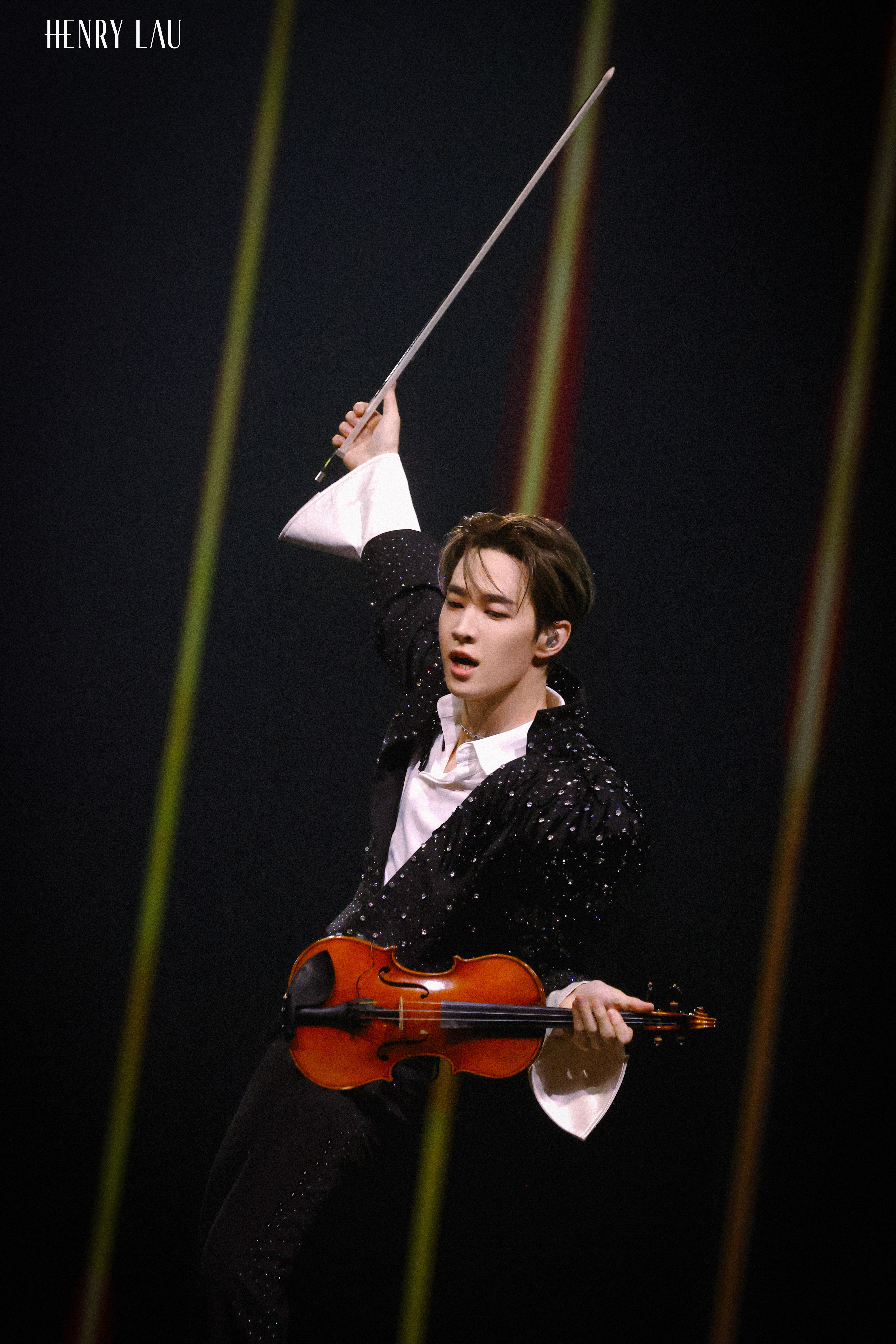 Henry登台前半小时的状态筹备许久的个人巡演终于迎来首站，Henry登台前主动