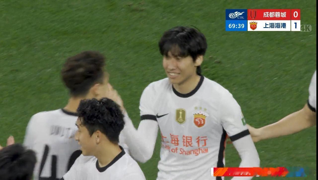 成都蓉城0比1上海海港随着成都蓉城主场0-1不敌上海海港，蓉城新赛季连续12场不