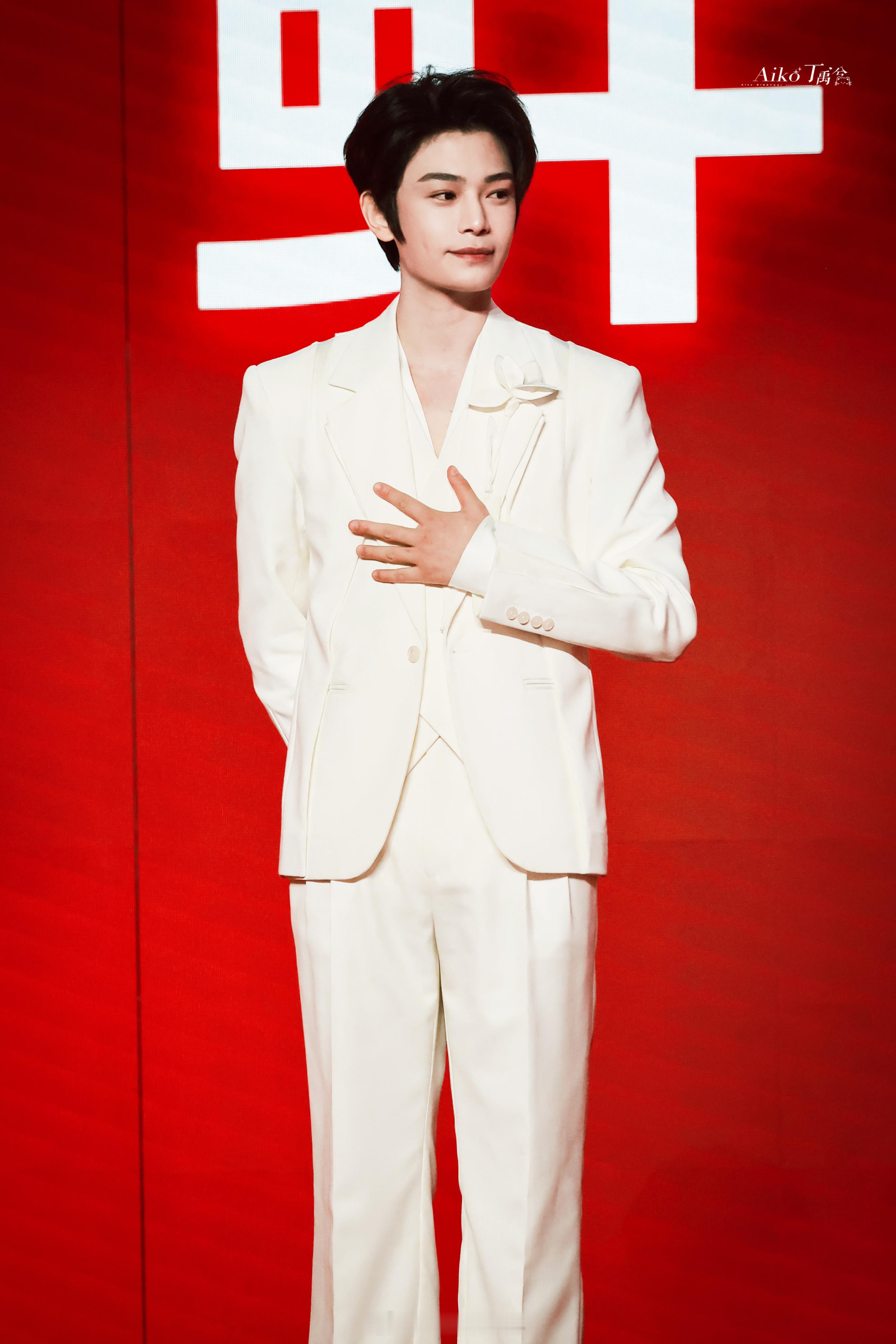 今日丁禹兮直播活动造型路透图真的好帅呀！状态可太好啦！