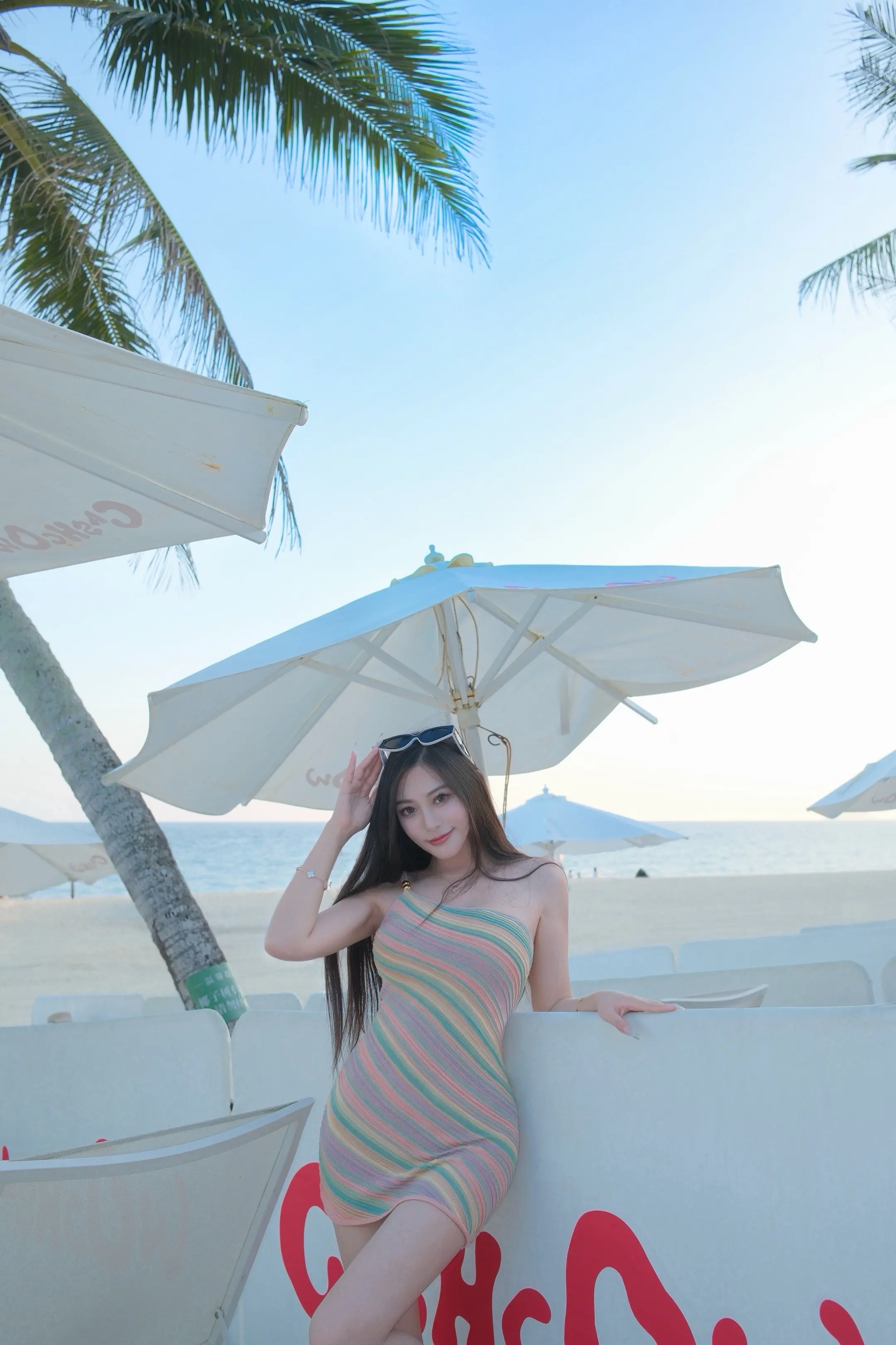三亚海边 大长腿辣妹