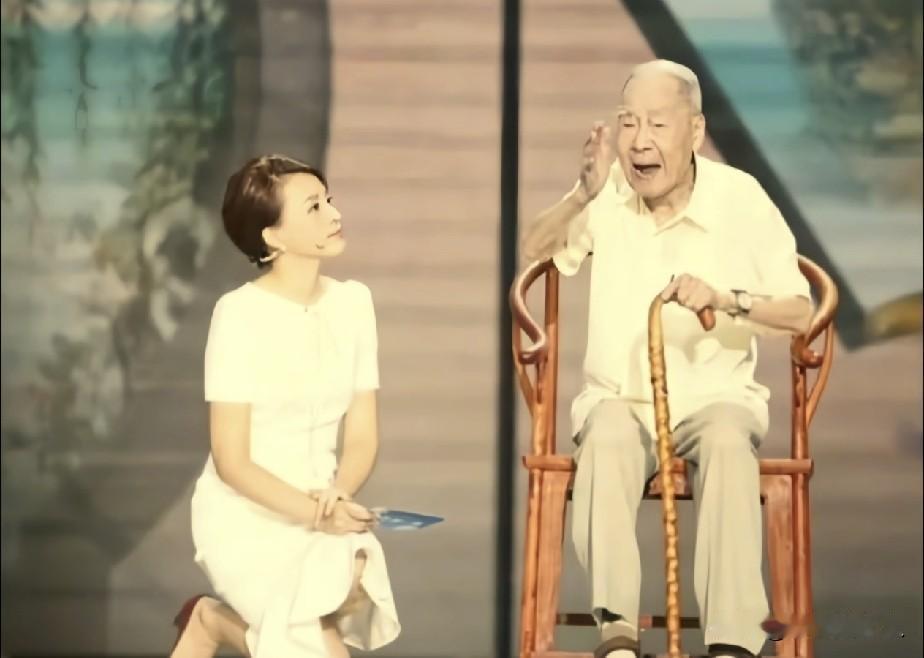 这么跪着采访，才是大家喜欢的！

2017年9月1日，董卿采访许渊冲老爷子，因为