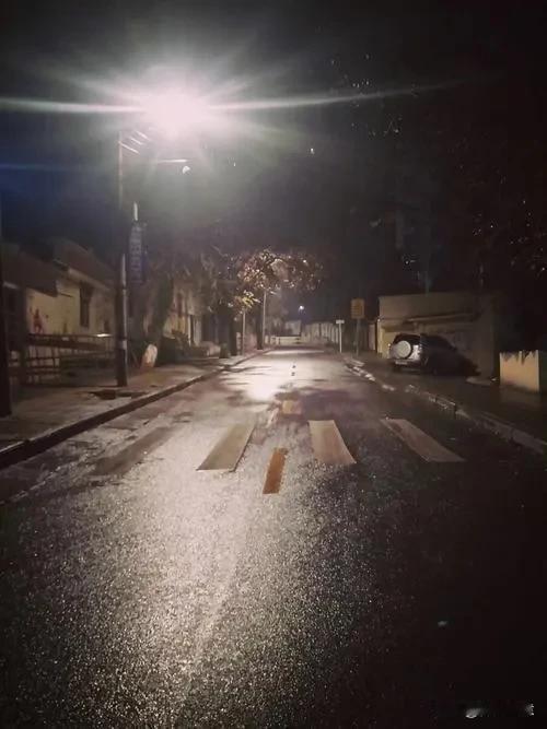 旧人不知我近况
新人不知我过往
近况不该旧人知
过往不与新人讲
旧人若是诚心人
