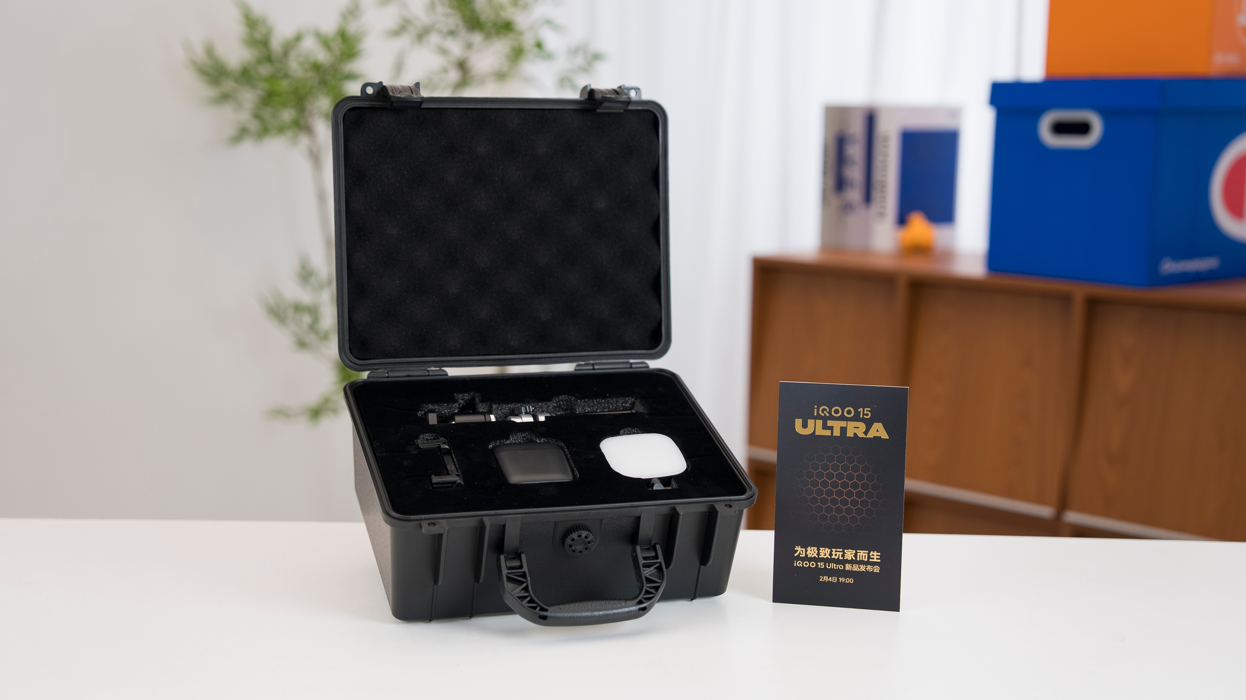 收到 iQOO 15 Ultra的邀请函了，有点意思，包含手机三脚支架、补光灯，