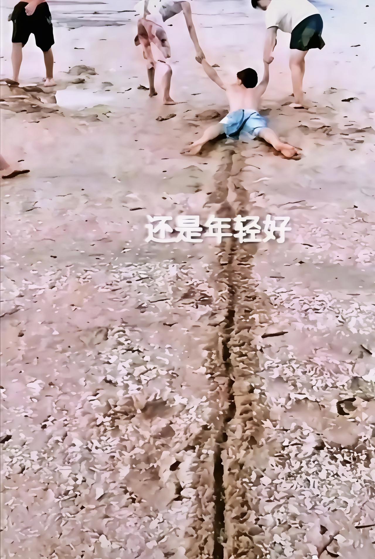 年轻真好！这波操作我是真服了！
看到这张海边的照片，直接被戳中笑点又忍不住感慨！