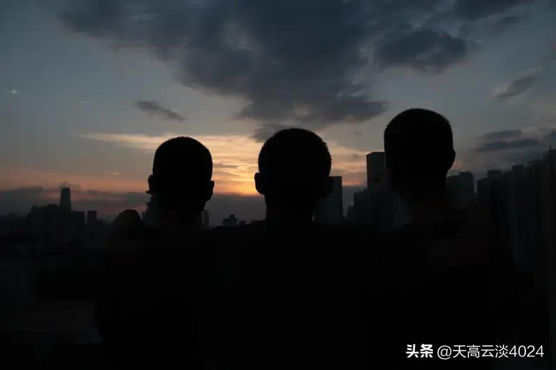 同学情和战友情哪个更深，这还真不好说。同学情很纯粹，从小学到大学，一起上课、玩耍