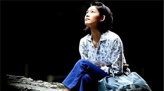 1995年，嫁给农民的女知青，突然将满满一瓶的农药倒在了嘴里。

土坯房的木门没