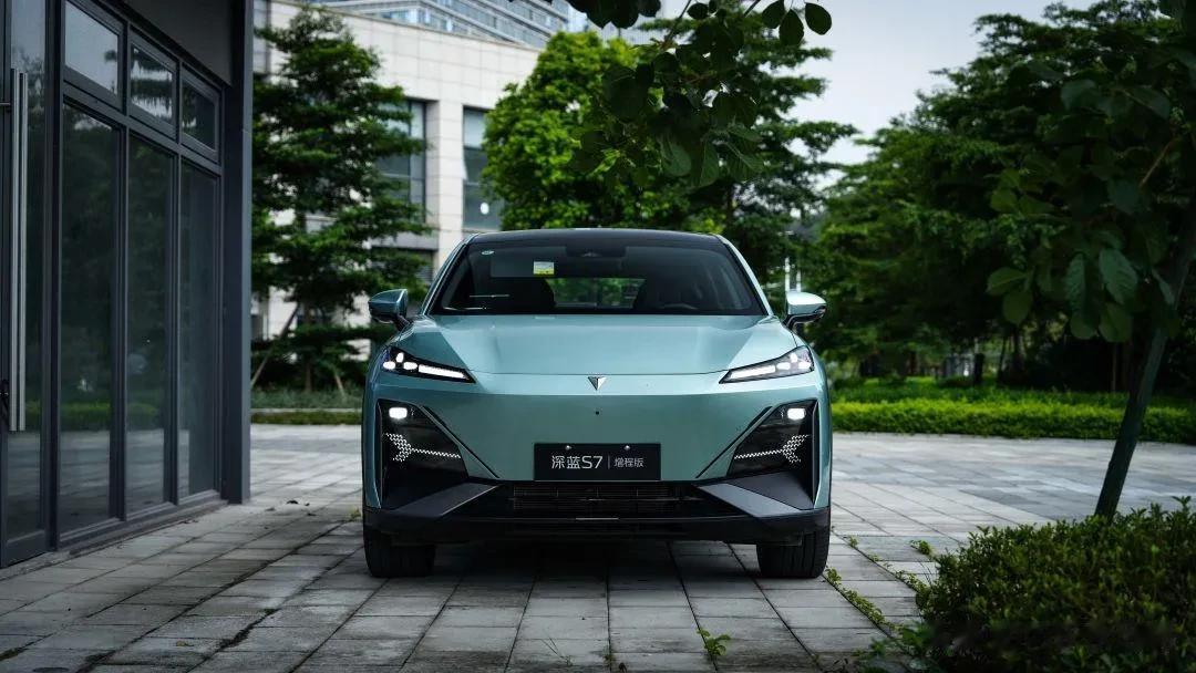 #深蓝S7超级增程超级省#
深蓝S7搭载了一套AR-HUD抬头显示系统，这套系统