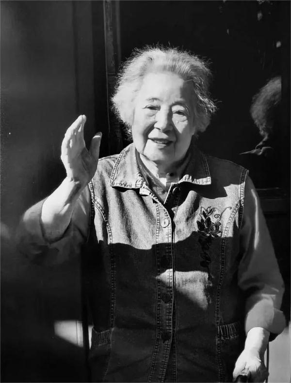周苏菲原名周素珍，1919年生于浙江舟山，2023年12月在北京离世。她出身富庶