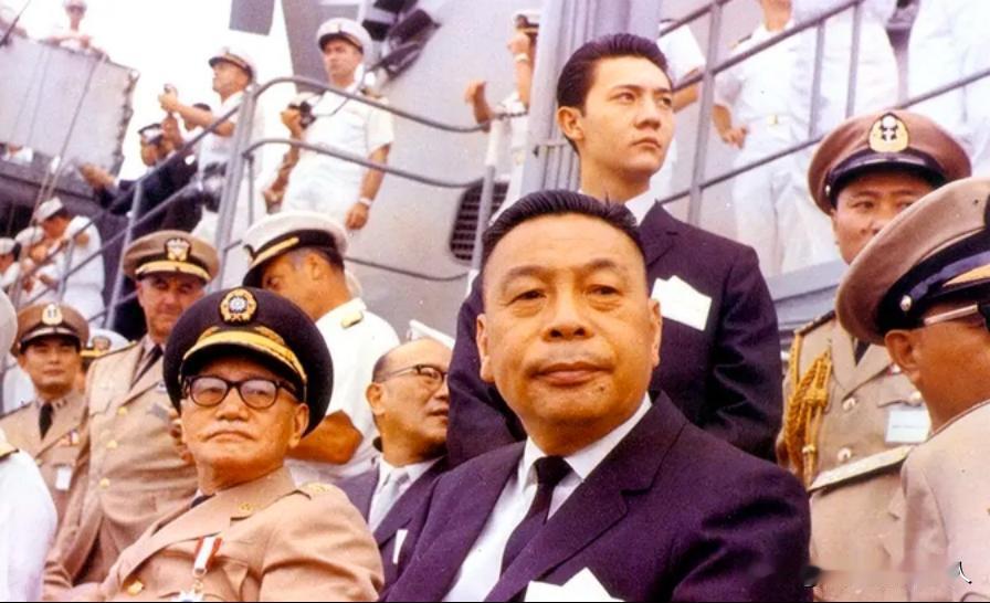 以蒋经国的实力和威望，完全是可以在1988年去世的时候，将台湾省交到他的儿子手中