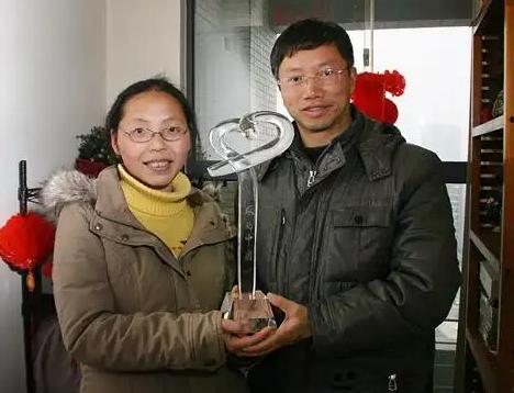 2000年，四川一女老师的丈夫说要带她去旅游，可谁知旅游刚结束，丈夫就望着周围荒