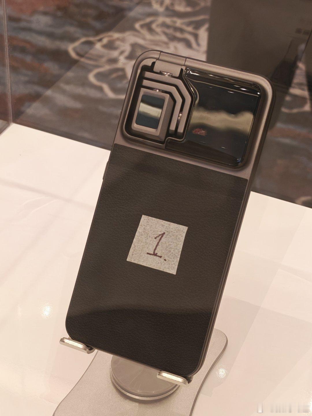 现场放了好几个版本，从刚开始到目前的都有，能够感受出来，除了形态让人惊艳之外，这