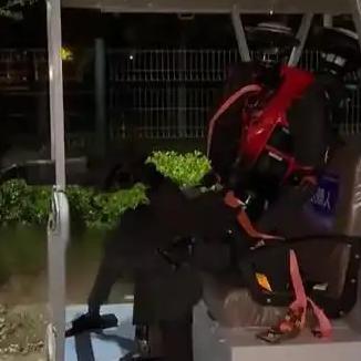 4月12日，一段机器人马拉松深夜测试的视频走红。画面中，一台具备高度自主能力的机