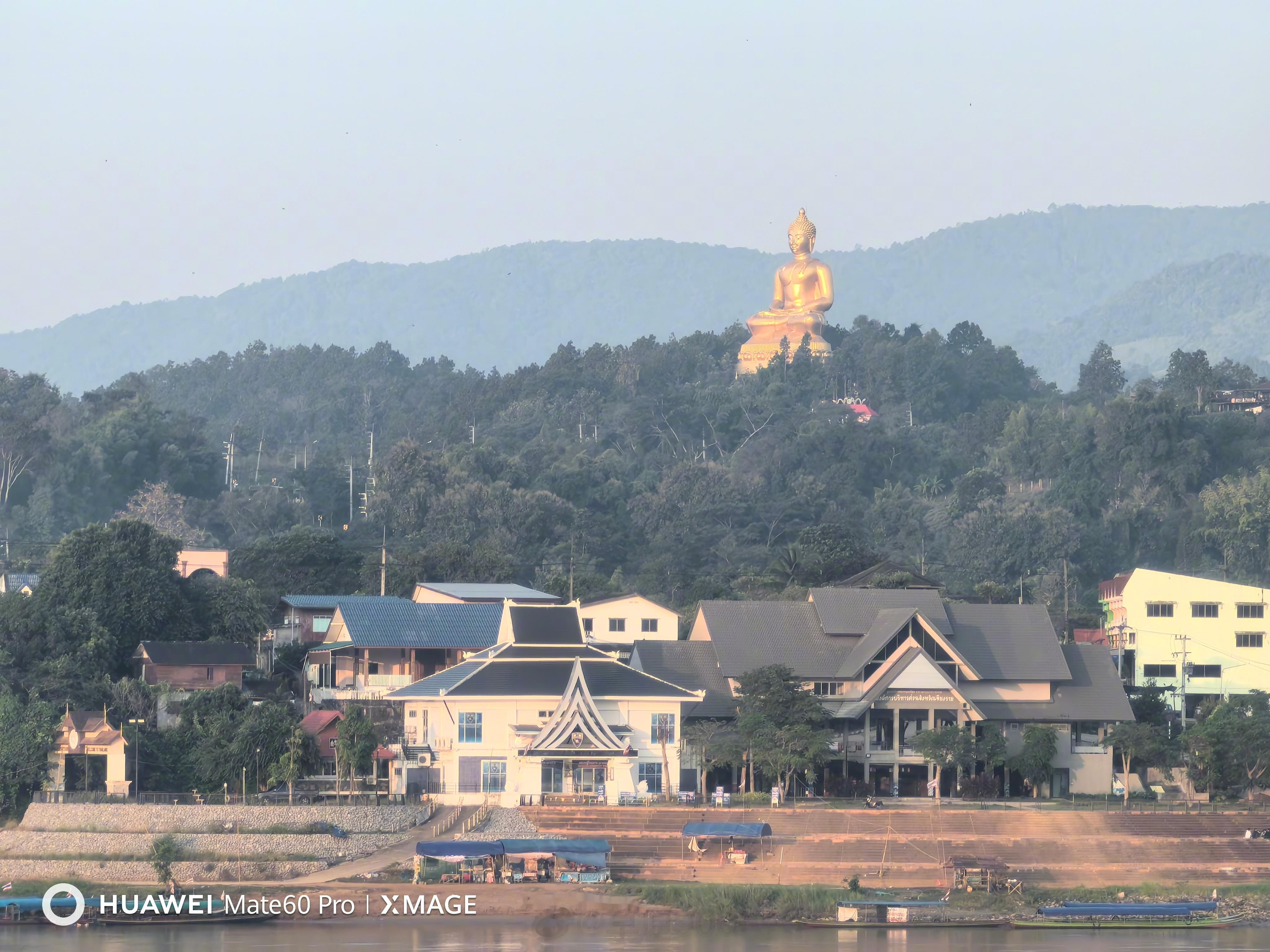 #记录旅行##100个冬日限定美景# 坐在湄公河边吃早餐，对岸是泰国清莱。。[好